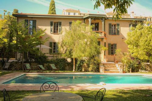 une piscine devant une maison dans l'établissement Villa luxueuse à Cannes + piscine, à Cannes