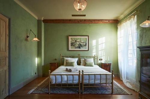 - une chambre avec un lit dans un mur vert dans l'établissement Villa luxueuse à Cannes + piscine, à Cannes