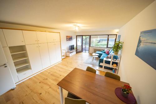 - un salon avec une table et un canapé dans l'établissement Höri Nest - Wohlfühl Appartement, à Gaienhofen