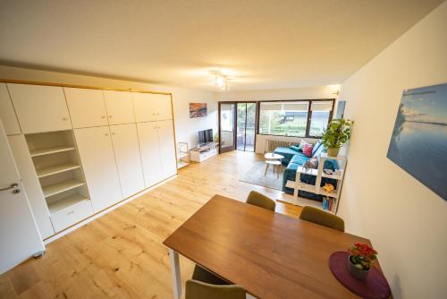 a living room with a table and a couch at Höri-Nest Wohlfühl-Appartement in Gaienhofen