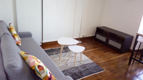 un salon avec un canapé et une table dans l'établissement Appartement meublé dans ville agréable proche de Paris, à Montlhéry