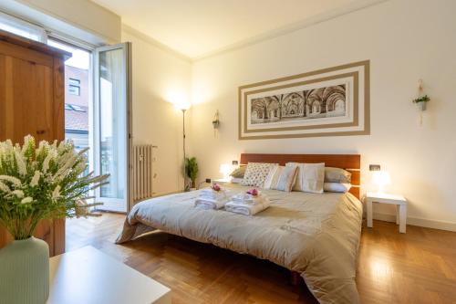 two children are sitting on a bed in a bedroom at Varese Centro - ViVa Apartment - Free WiFi in Varese