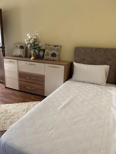 Ένα ή περισσότερα κρεβάτια σε δωμάτιο στο Boris House 5 bed Villa & Private Pool