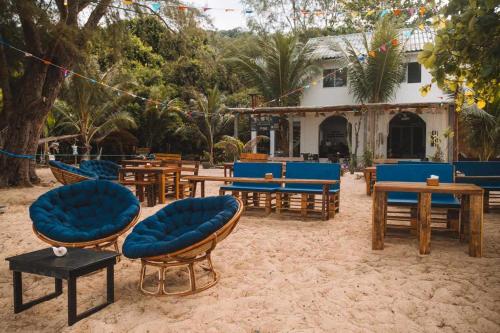 un gruppo di sedie e tavoli di fronte a un edificio di Paradise Sunset Beach a Koh Rong Sanloem