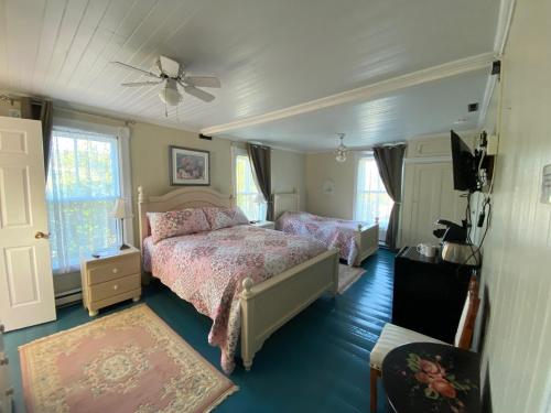Ein Bett oder Betten in einem Zimmer der Unterkunft Auberge Maison Gauthier