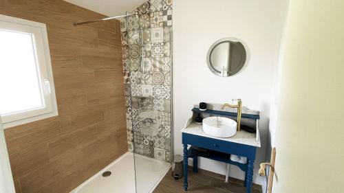 La salle de bains est pourvue d'un lavabo bleu et d'une douche. dans l'établissement Voyage à Little Havana, à Bouguenais