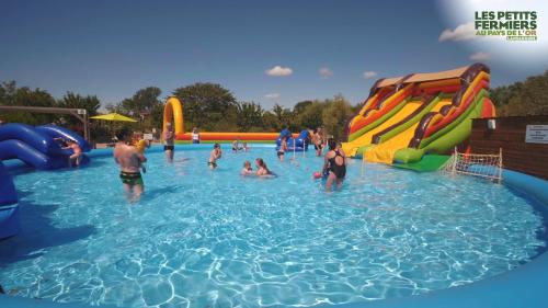 un groupe de personnes dans un parc aquatique dans l'établissement APPART'ICI 2 - Spacieux studio, à Lunel-Viel