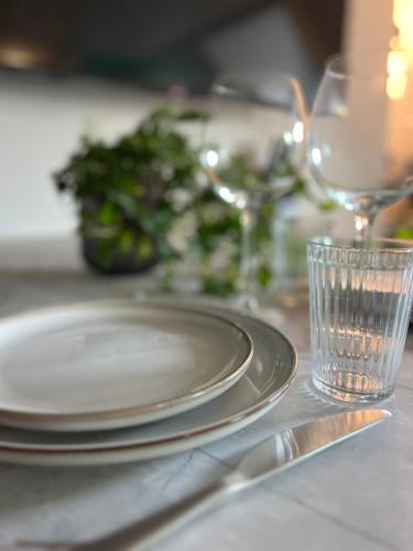 une assiette et un verre posés sur une table dans l'établissement Le Verdun, Centre de Rennes, à Rennes