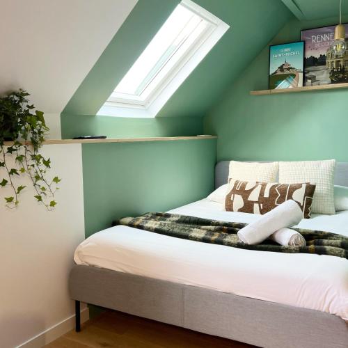 Postel nebo postele na pokoji v ubytování Le Verdun, Centre de Rennes