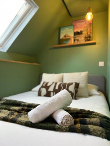 - un lit avec 2 serviettes à rouleaux dans l'établissement Le Verdun, Centre de Rennes, à Rennes