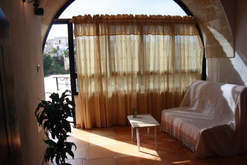 a bedroom with a bed and a window with a plant at La Ferula in Laterza