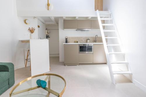 - une cuisine avec une échelle et une table dans l'établissement Cosy Duplex Centre Ville avec grande terrasse privative, à Aix-en-Provence