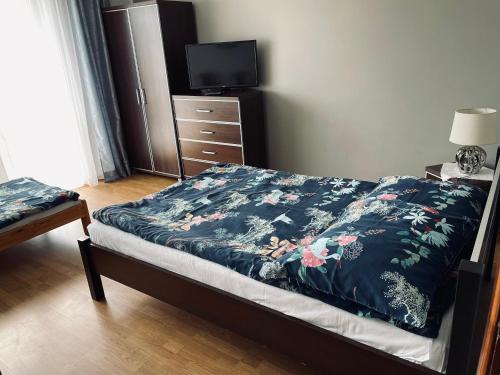 een slaapkamer met een bed en een ladekast bij Apartament Leona in Ostrowo