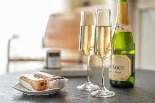 une table avec deux coupes de champagne et un morceau de pain dans l'établissement 1#Two Bedrooms#Champs Elysées#Arc de Triomphe#AC, à Paris