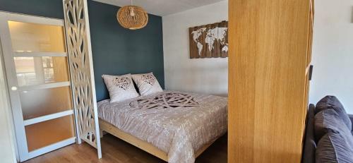 - une petite chambre avec un lit et une étagère dans l'établissement Le Juanais Côte d'Azur - parking privé, à Juan-les-Pins
