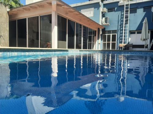 una piscina di fronte a un edificio di APART-HOTEL Qh a Bella Vista
