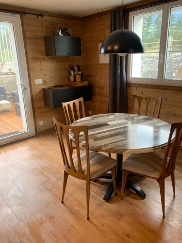 una sala da pranzo con tavolo e sedie in legno di Les Chapeliers de St Pons a Saint-Pons