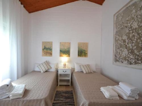 two beds in a room with white walls at Viamar in Riumar