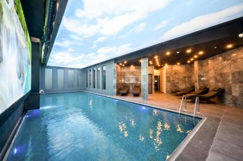 ein Swimmingpool mitten in einem Gebäude in der Unterkunft King City Hotel Istanbul Ataturk Airport in Istanbul