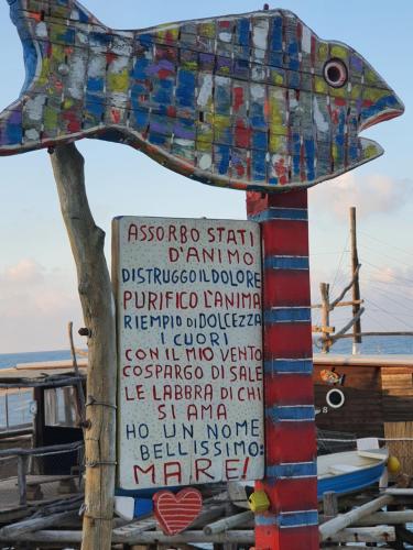 un cartello con un pesce su un palo di BuenRetiroPe - confortevoli bilocali con giardino a Pescara