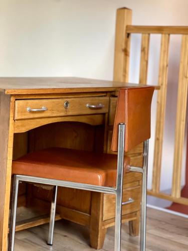 Cette chambre comprend un bureau en bois et une chaise. dans l'établissement La Maison en bord de Vilaine, Centre de Rennes, à Rennes
