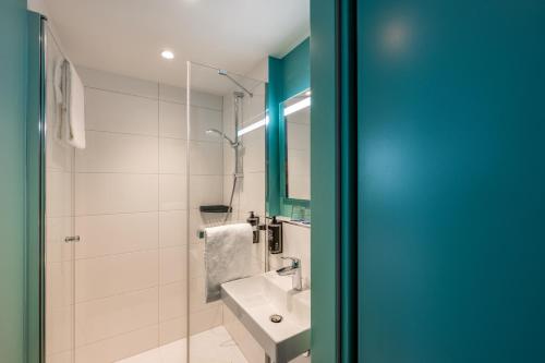 a bathroom with a sink and a mirror at ibis budget Berlin Kurfürstendamm - neu renoviert in Berlin