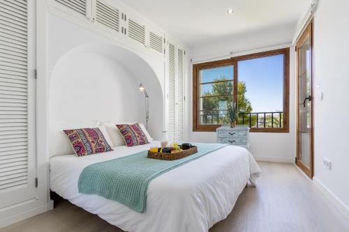 En eller flere senge i et værelse på 1st line apartment Alcudia beach