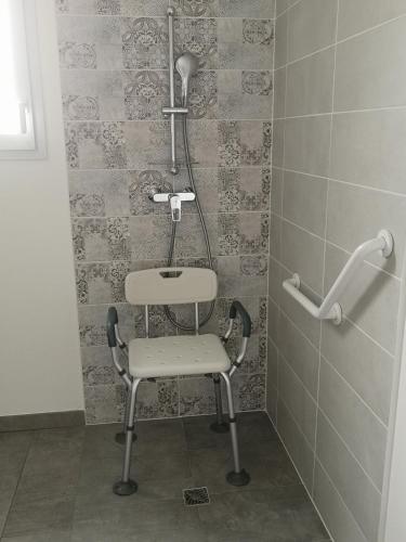 a bathroom with a chair and a sink at A DEUX PAS DE BEAUVAL - LE GITE in Saint-Aignan