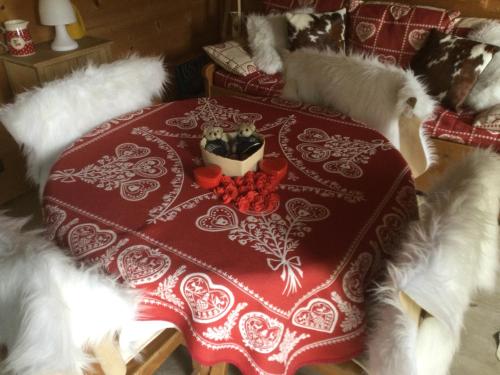 una mesa con un mantel rojo y blanco en Chalet pour 2 amoureux, en Allinges