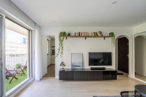 Spacious & Cozy 2-Room with Balcony