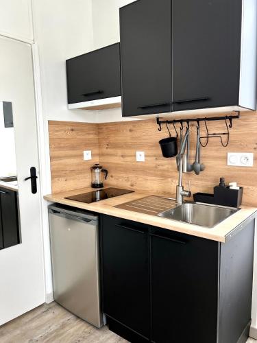 une cuisine avec un évier et un plan de travail dans l'établissement Le Duhamel, Rennes centre gare, à Rennes
