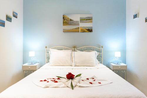 a bedroom with a bed with a flower on it at Bela casa na Costa Vicentina in Aljezur