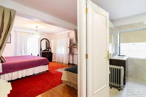 Un dormitorio con una cama y un baño con lavabo. en Our Lady of Mercy Villa, en Ermesinde