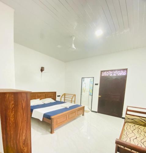 1 dormitorio con 1 cama en una habitación en Minuki guest house, en Weligama
