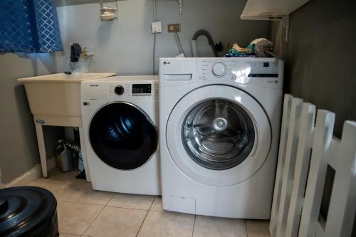 オーチョ・リオスにあるBeautiful Vacation Homeの洗濯機、洗濯機が備わるキッチン