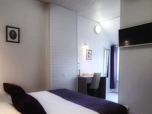 Ένα ή περισσότερα κρεβάτια σε δωμάτιο στο Hôtel Mille et une Feuilles
