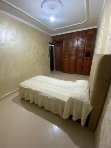 a bedroom with a white bed in a room at Apartamento Sayid in Nador