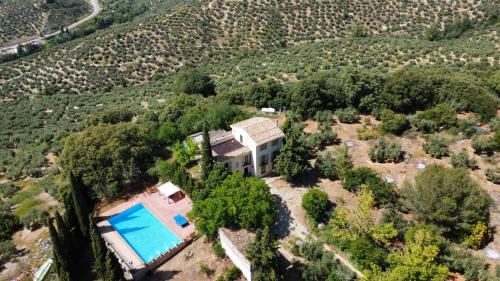 una vista aérea de una casa con piscina en Finca Rural La Calderera en Valdepeñas de Jaén