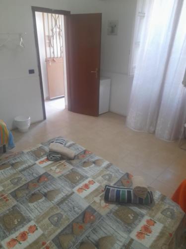 une chambre avec un tapis à l'étage, à côté d'une porte dans l'établissement Bed and fly Aeroporto Fontanarossa reception h24, à Catane