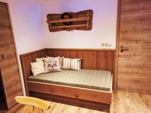 Postel nebo postele na pokoji v ubytování Apartment Althaus 1 by Interhome