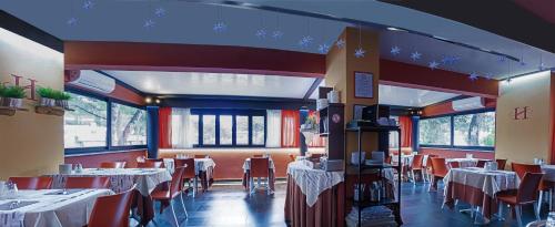 Reštaurácia alebo iné gastronomické zariadenie v ubytovaní Hotel Savoia