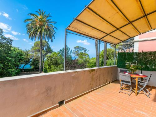 un patio al aire libre con una mesa y sillas en la azotea en Apartment Beach home by Interhome, en Castiglioncello