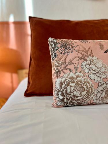 - un oreiller assis au-dessus du lit dans l'établissement Le Solférino, Rennes centre gare, à Rennes