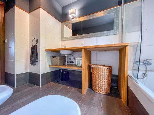 une salle de bain avec un lavabo, des toilettes et une baignoire dans l'établissement Niu de l'Isard, à Enveitg