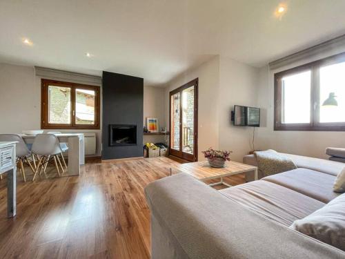 un salon avec un canapé et une table dans l'établissement Niu de l'Isard, à Enveitg