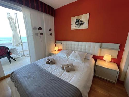 カルボネラスにあるÁtico con vistas al marのベッドルーム1室(ベッド1台、バッグ2つ付)