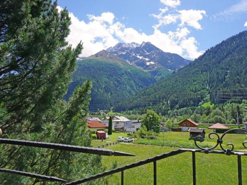widok na dolinę z górą w obiekcie Apartment Diana-3 by Interhome w mieście Pettneu am Arlberg