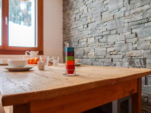 ジヴィウにあるApartment Rosablanche E003A by Interhomeのレンガ造りの壁の部屋の木製テーブル