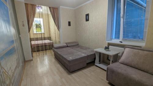 - un petit salon avec un canapé et une table dans l'établissement ТаунХаус біля жд вокзала, à Vinnytsia