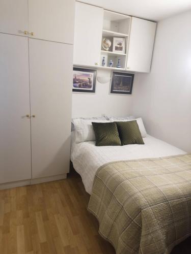 - une chambre avec 2 lits et une armoire blanche dans l'établissement Studio one bedroom flat and leaving room, à Clichy
